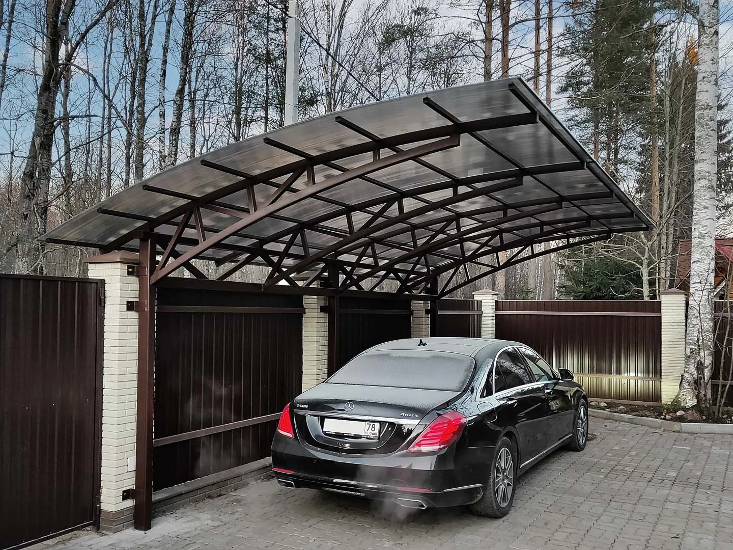 Консольный навес для авто: парящая конструкция без передних опор